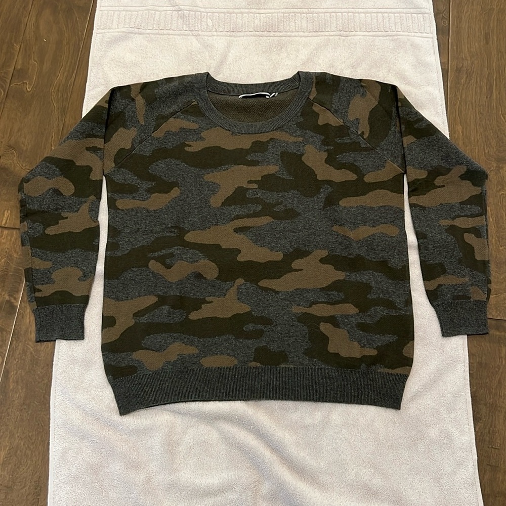 Woman’s Crewneck in Size Large